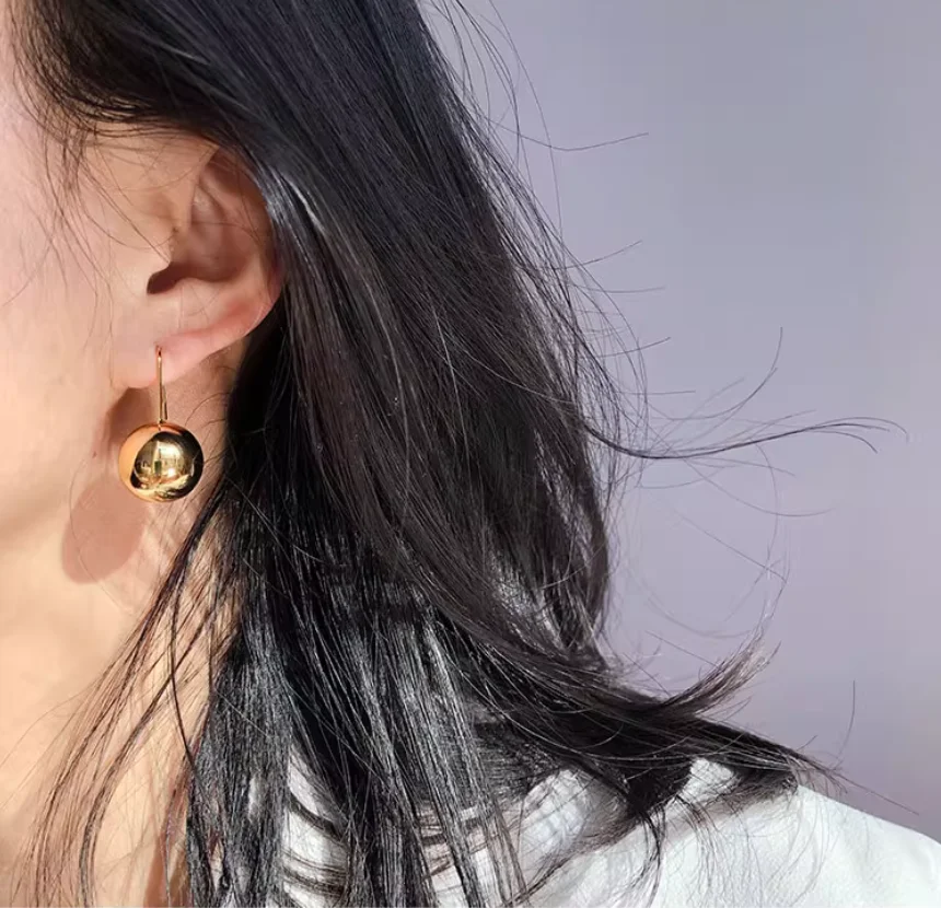 

Латунь с покрытием из настоящего золота Корея Dongdaemun гладкие зеркальные золотые серьги-шарики модные атмосферные серьги женские.