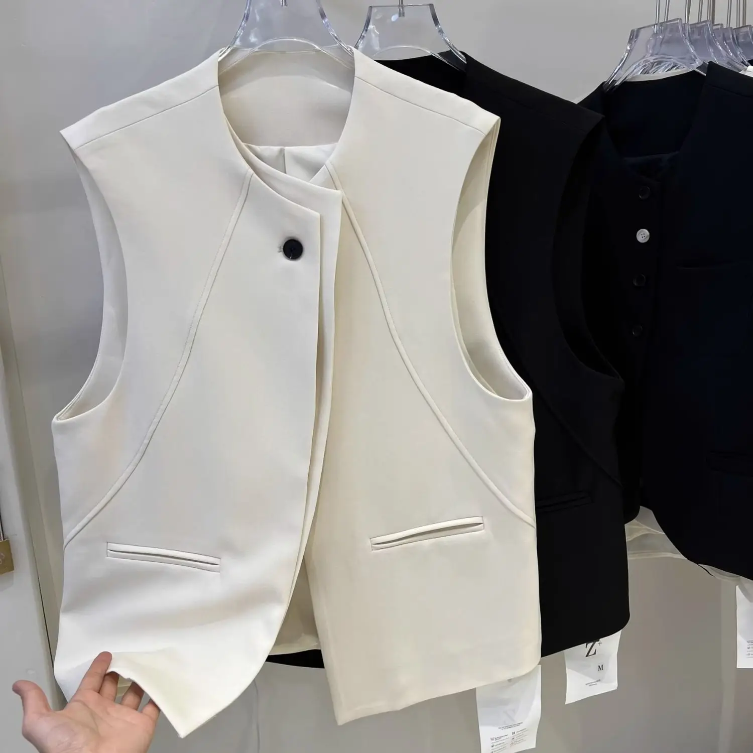 

Suit vest sleeveless jacket for women in autumn 2024, new design sense, short tank top, fashionable camisole jacket