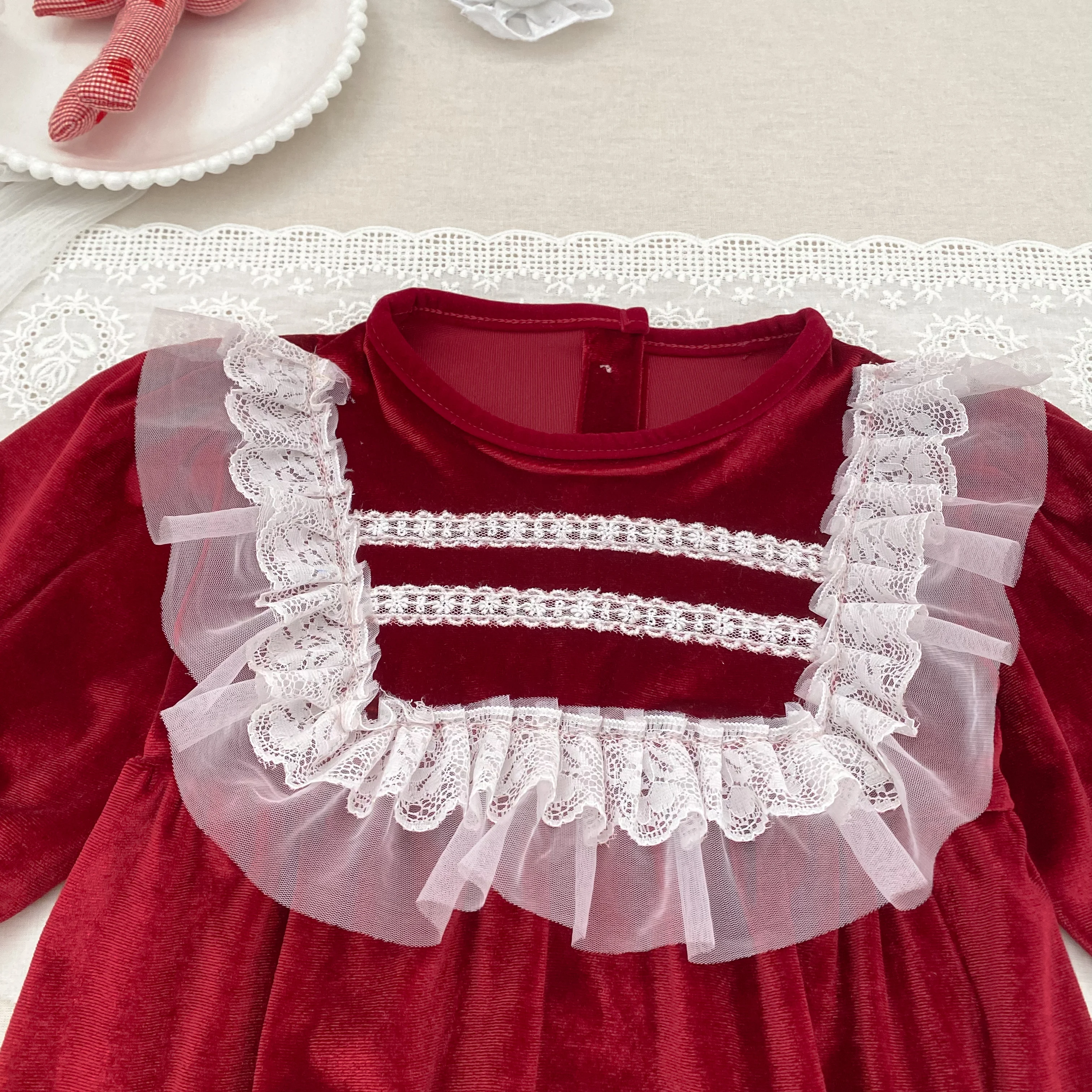 2026 Baby Mädchen Roter Samt-Strampler Langarm Weißer Spitzen-Rüschen-Body Neugeborenen Prinzessin Party Weihnachtsoutfit 0-24M – Detail 7