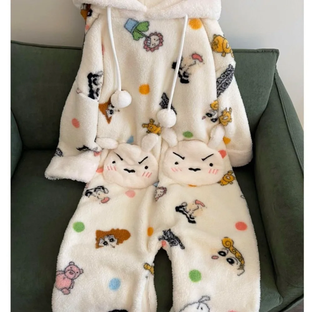 

Цельная пижама Kawaii Crayon Shin-chan, женская зимняя пижама из кораллового флиса с героями мультфильмов, милая домашняя одежда с капюшоном, которую можно носить на улице