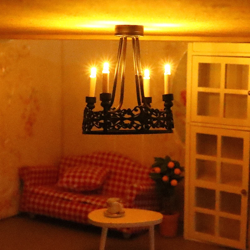 Lâmpada de parede LED para Dollhouse, luz em miniatura, candelabro redondo preto de quatro cabeças, modelo de móveis, decoração de iluminação doméstica, brinquedo