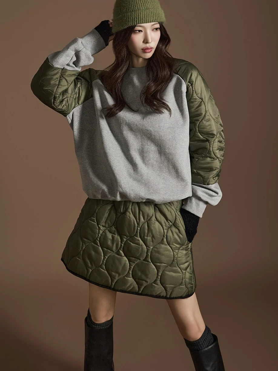 

Комплект: худи из хлопка с индивидуальным цветным дизайном и юбка А-силуэта East Gate. Теплый, утолщенный, с длинными рукавами, круглый вырез.