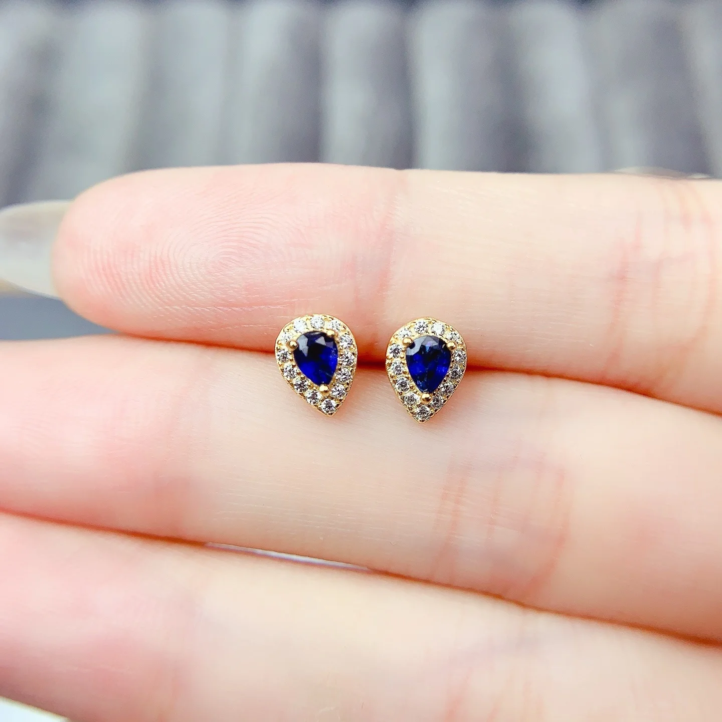 

Blinking sapphire earrings, S925 silver needle, fashionable, light luxury, exquisite, versatile, suitable for both men and women