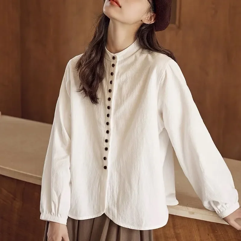 

Женская белая блузка с воротником-стойкой, длинными пышными рукавами и асимметричной застежкой на пуговицах, повседневная