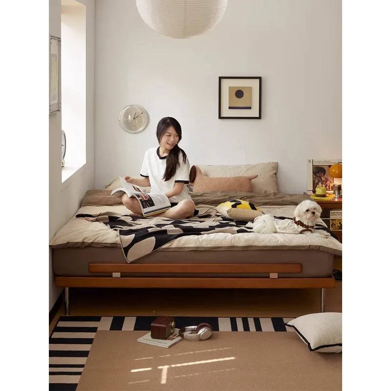 Cama doble medieval nórdica de madera maciza.