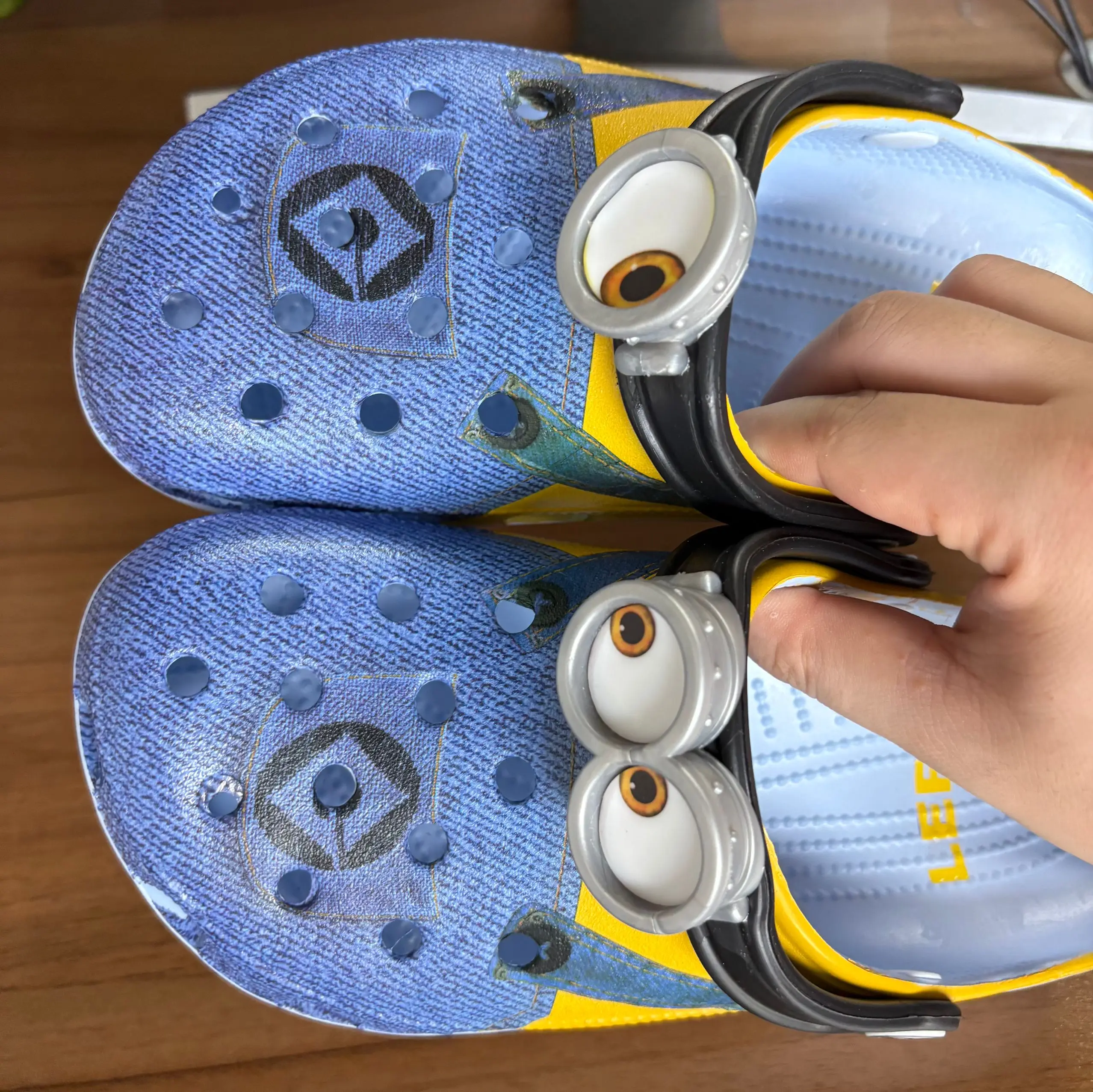 

Миньоны, сандалии с отверстиями для взрослых, тапочки, сандалии с большими глазами, Ева, домашняя уличная пляжная нескользящая обувь, летние тапочки для взрослых, подарок