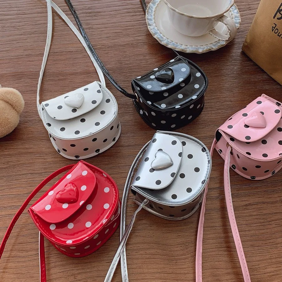 กระเป๋าสะพายลายจุดสำหรับเด็กผู้หญิง 2026 กระเป๋าสะพายไหล่สุดน่ารักสำหรับผู้หญิง กระเป๋าถือขนาดเล็กแบบสะพายข้าง ใส่หูฟังและลิปสติกได้ ทันสมัย