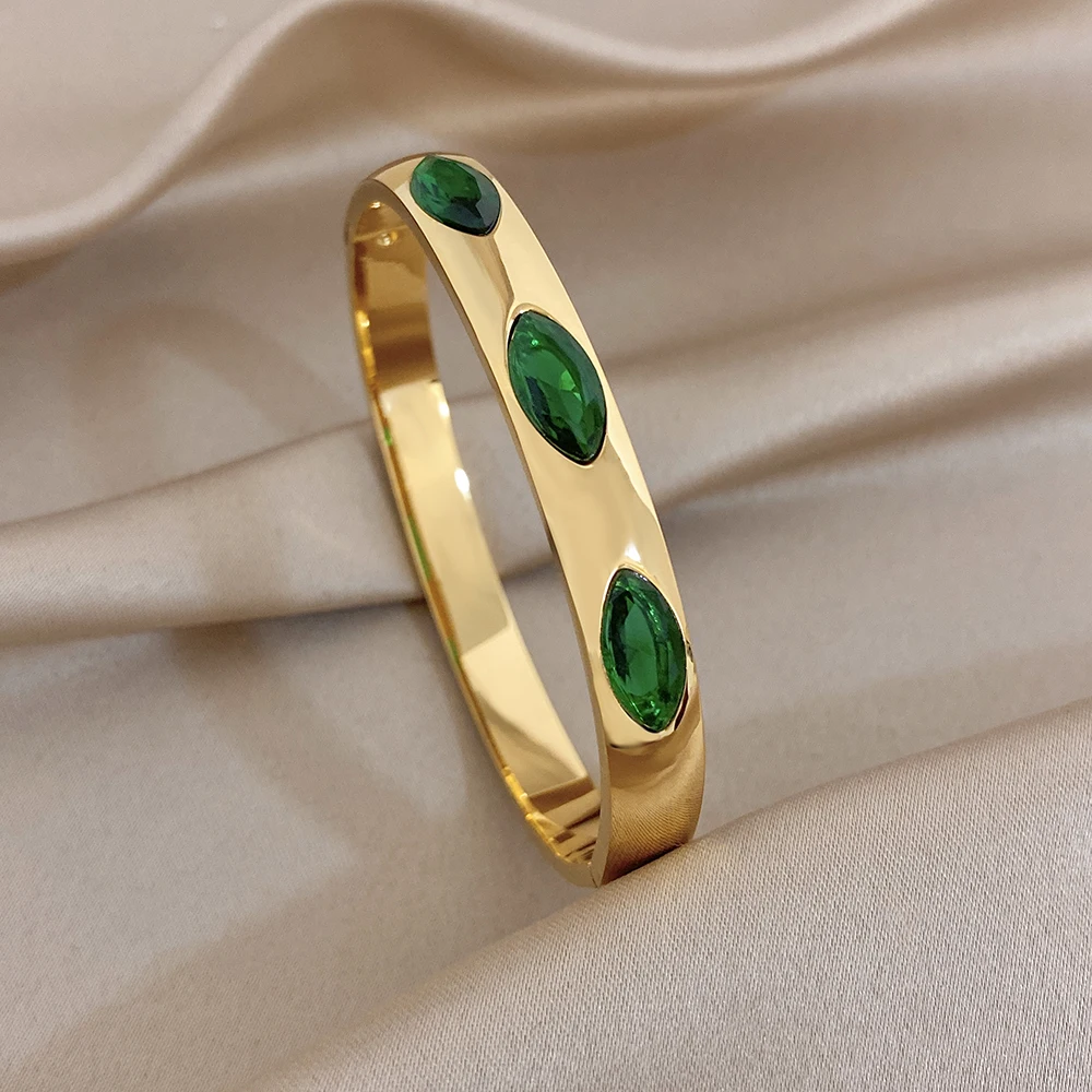 Vintage grüner, quadratisch-ovaler Zirkonia-besetzter Edelstahl-Armreif für Damen, goldfarbenes, wasserdichtes Federarmband, Feiertags-Damenschmuck – Detail 4