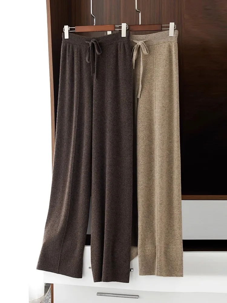 بنطلون نسائي واسع الساق من الصوف المحبوك بخصر مرتفع، فضفاض وعصري، طويل يصل للأرض مع حبل للربط