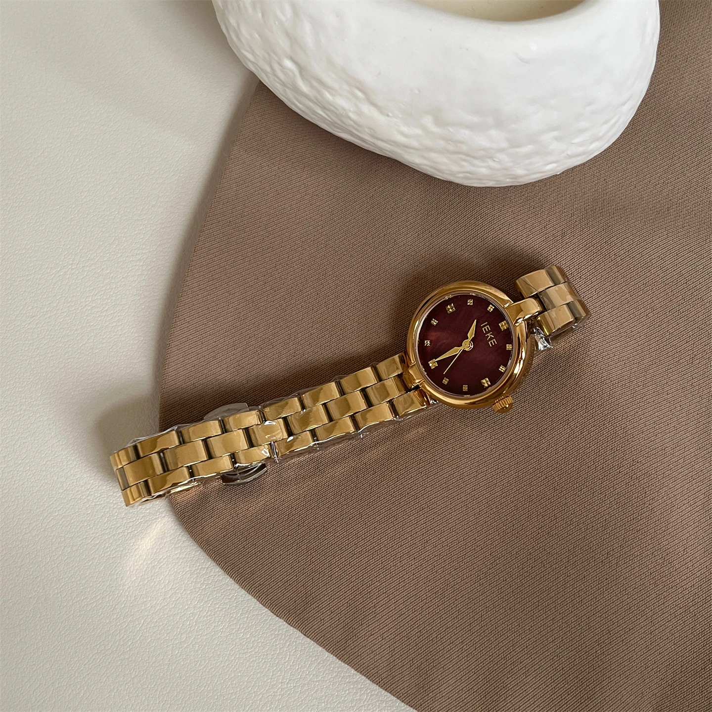 Medieval style exquisite small round watch women's ins simple high-value pointer women's watch