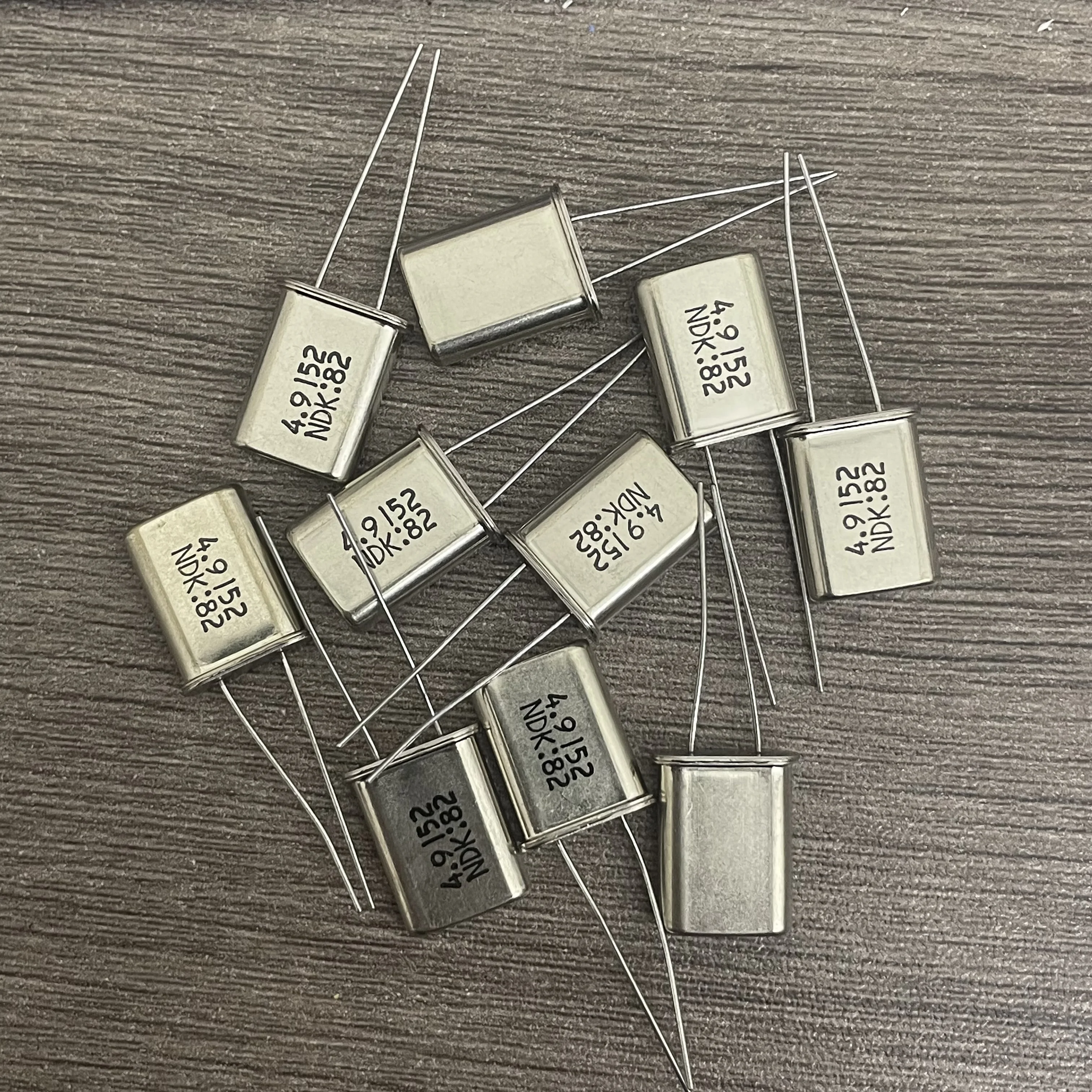 20pcs/imported original genuine high Q value HC-49U 4.9152MHz passive in-line 2P quartz crystal resonator