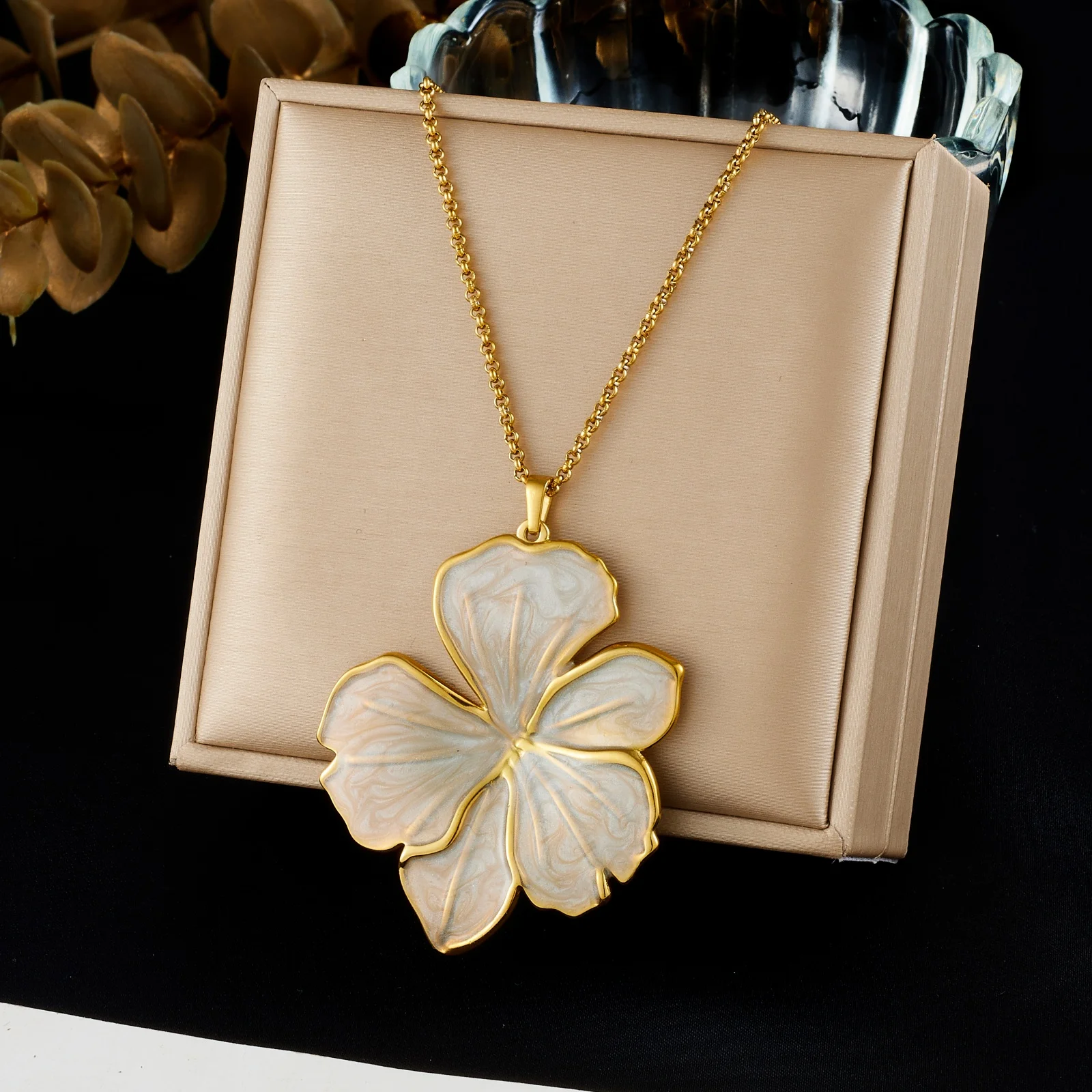 Edelstahl-Halskette mit luxuriösem goldenen weißen Emaille-Blumenanhänger für Damen, klassische, nicht verblassende Halskette