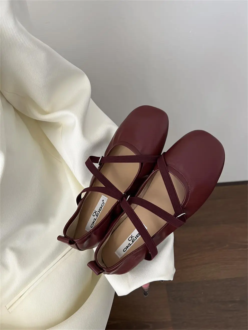 

Женские туфли на плоской подошве Modis, повседневные женские кроссовки с квадратным носком, платье 2024, новинка, резиновая модная ткань из искусственной кожи с перекрестным носком Cr