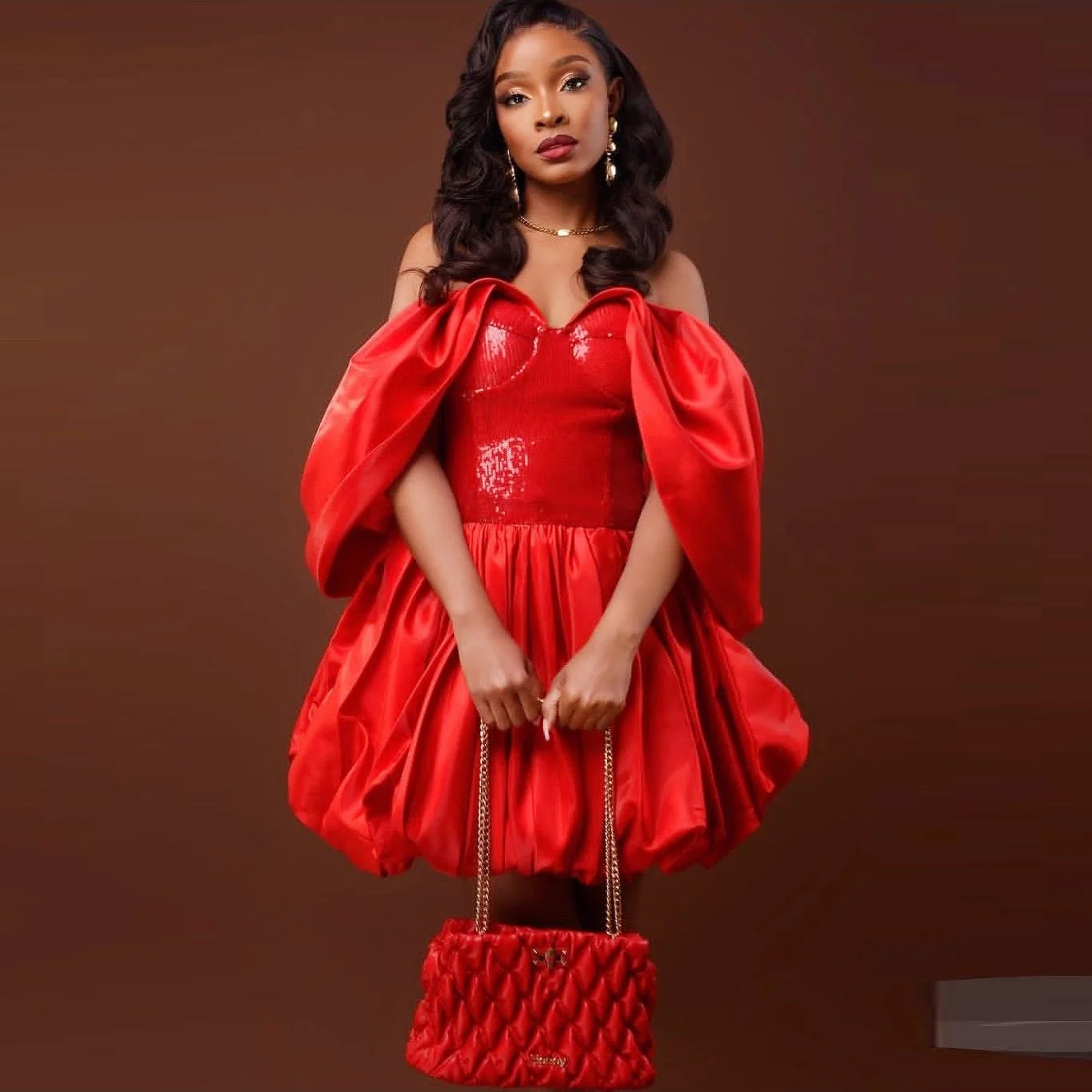 فستان حفلة موسيقية قصير رائع قبالة الكتف من الساتان الأحمر المطرز فوق الركبة فساتين سهرة للفتيات فستان حفلات الكوكتيل