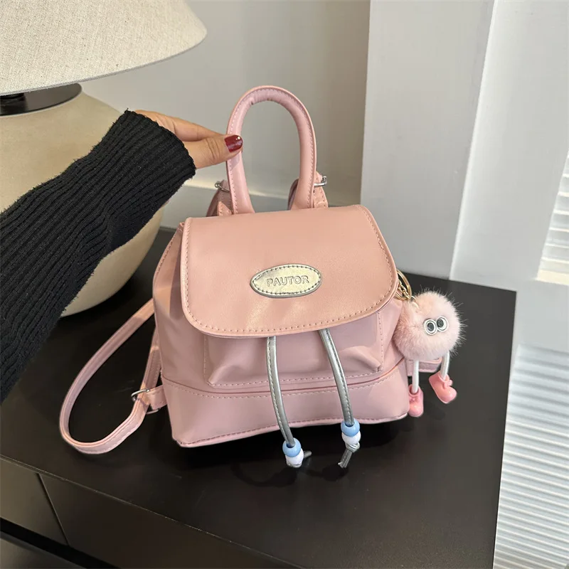 Bolso texturizado de estilo coreano para mujer, mochila informal Retro versátil con adorno de muñeca, novedad de primavera y verano, 2024