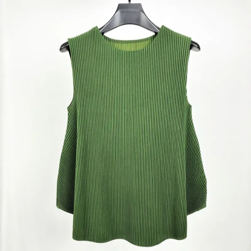 

Плиссированная футболка Miyake 2026: Новая плотная трикотажная майка без рукавов, минималистичный топ больших размеров, эластичная женская одежда с асимметричным подолом