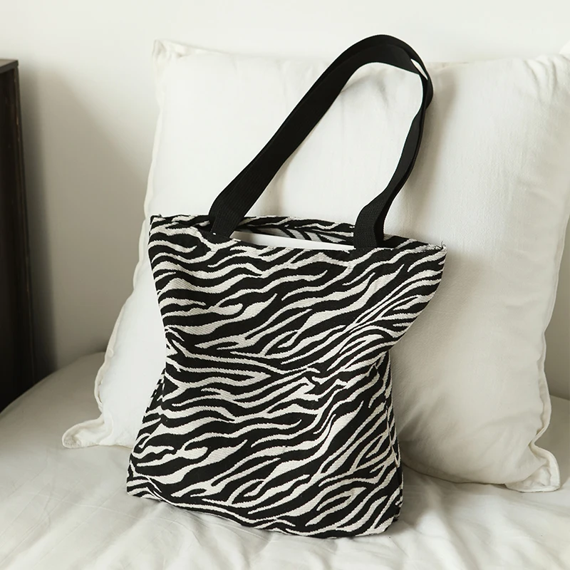 Women\'s Handbag Black and White Zebra Print Large Capacity Student Commuter Shoulder Bag Zipper Design Fashion Canvas Bag