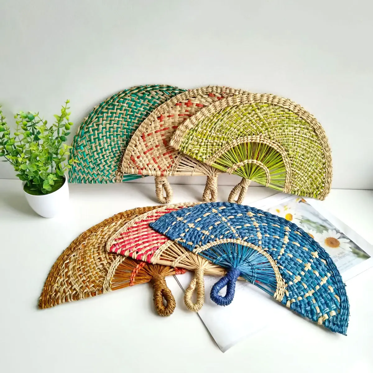 Hand-woven Seaweed Fans in Vietnam Enjoy The Cool in Summer Hand-cranked Fans and Homestays Decorate Wall Fan Performance Props