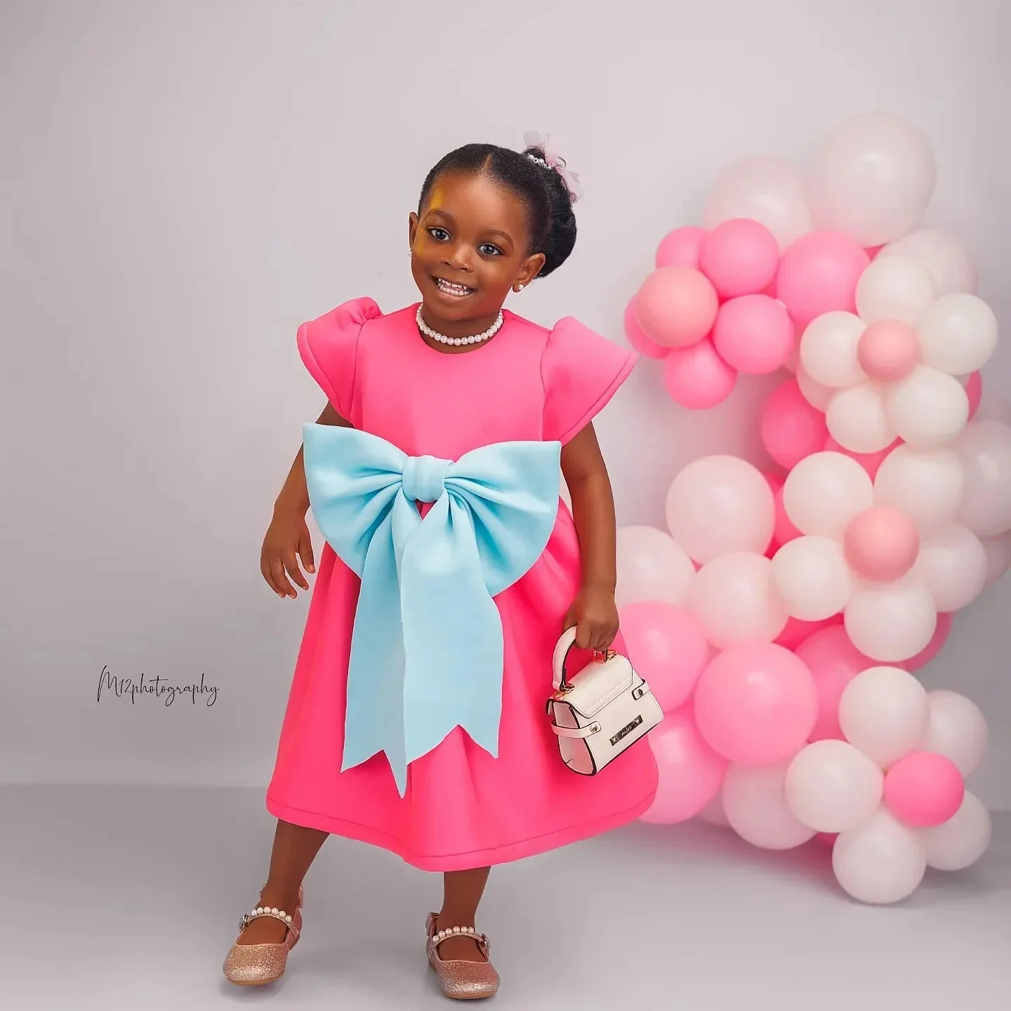 Abiti da ragazza di fiore rosa caldo per matrimonio in raso con fiocco Bellissimo abito da ballo per banchetti per prima comunione per feste di compleanno per bambini personalizzato