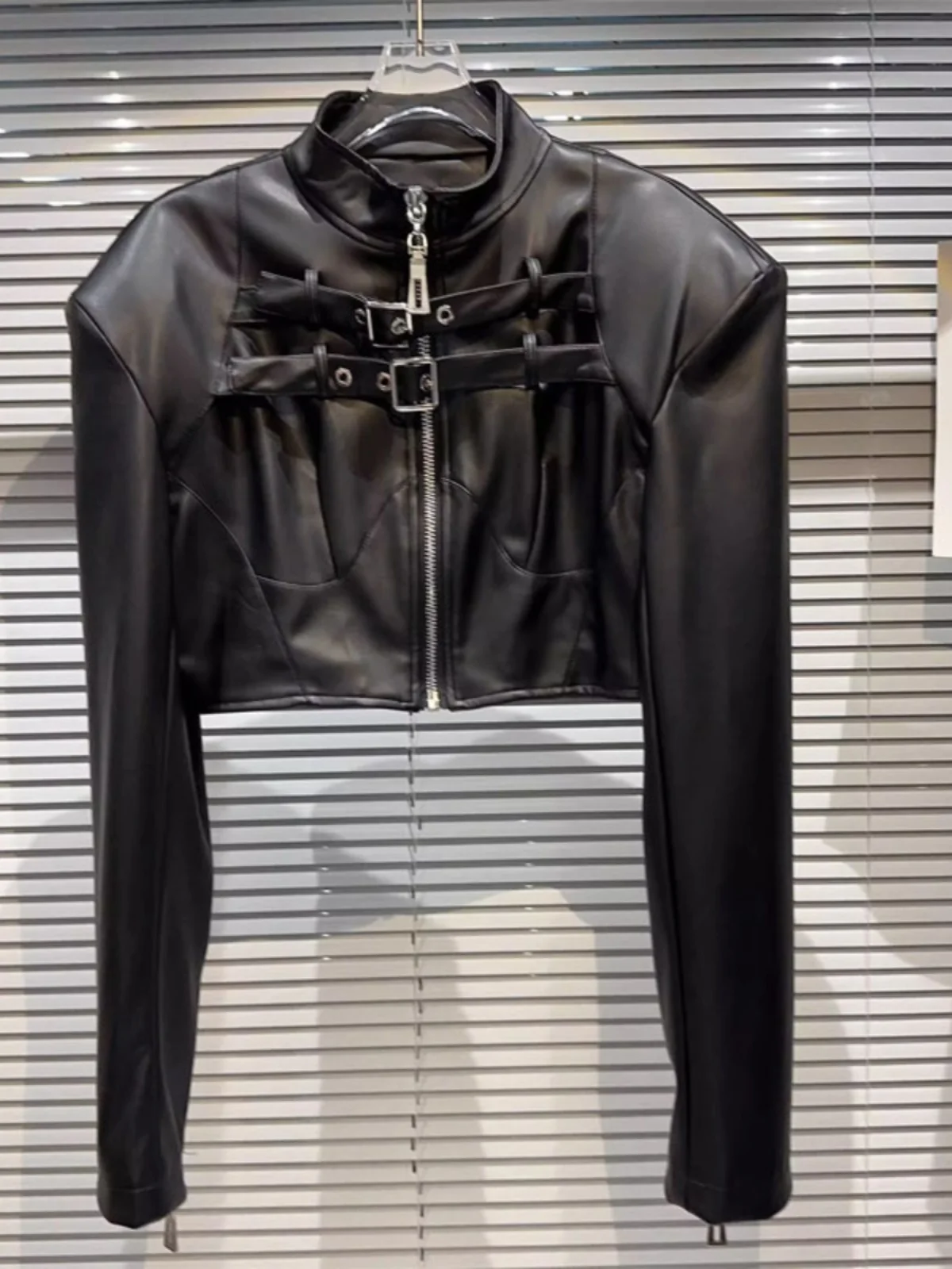 Frühling 2026 Punk Kurze Lederjacke für Damen, Modisches Design, Hohe Taille, Reißverschluss, Gewaschener PU-Mantel mit Blauem Riemen