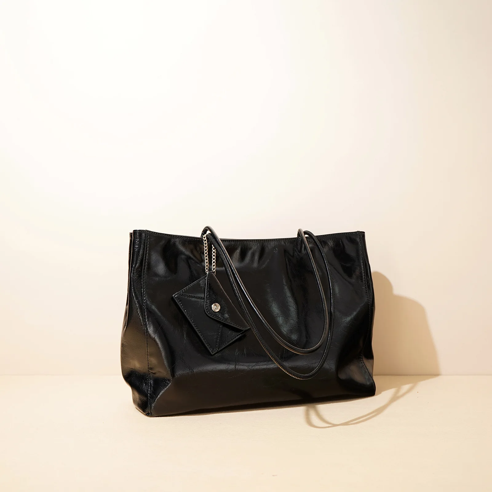 

Сумка для подгузников – незаменимая вещь для родителей, которые часто выходят с малышами на прогулку.