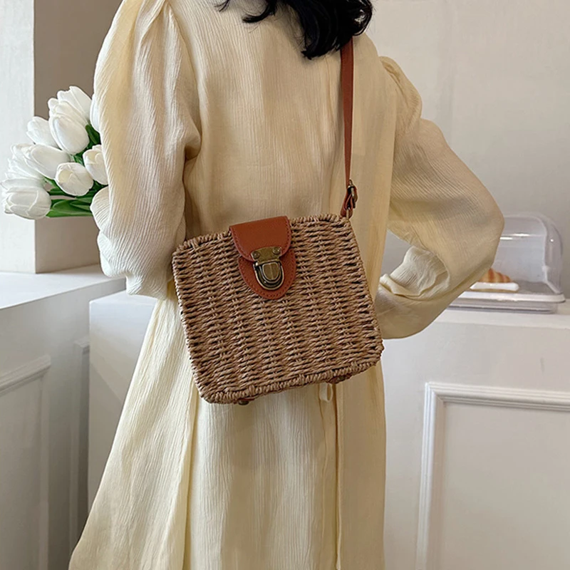 Stroh-Umhängetasche für Damen, böhmische kleine gestrickte Sommer-Geldbörse und Handtasche, quadratische Urlaubs-Strandtaschen