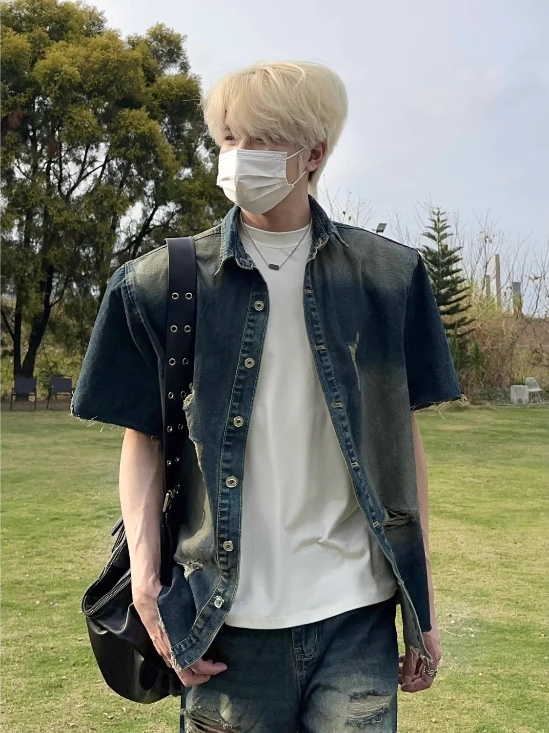 

American Retro Hole Denim Jaet Loose irt for Men Summer Faion ort Sve Padded oulder irt Jaet Youth Trend