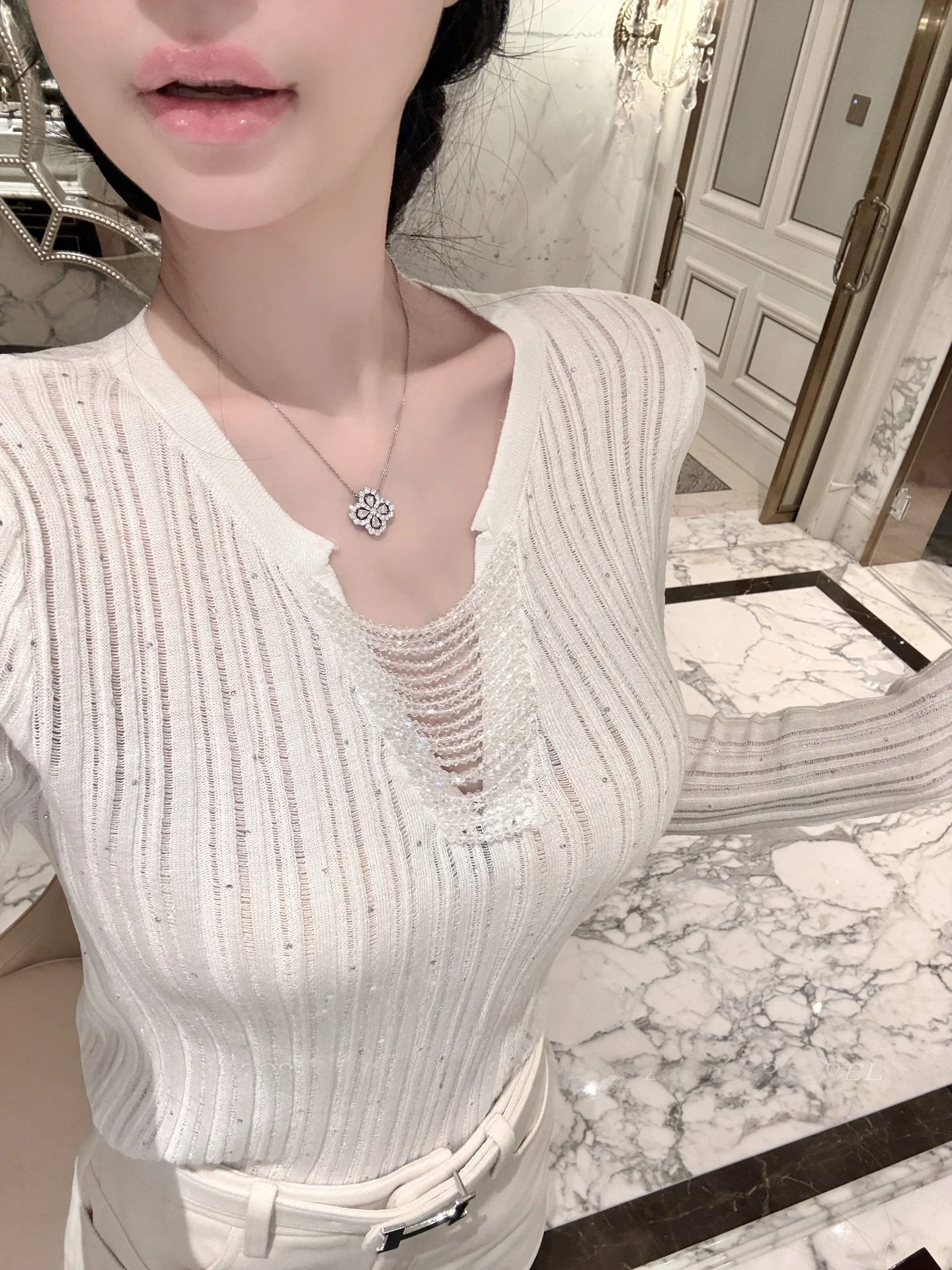 

Женская трикотажная базовая кофта с длинным рукавом, богато декорированная, облегающая, с жемчужными бусинами и ажурным воротником, для ношения под одеждой.