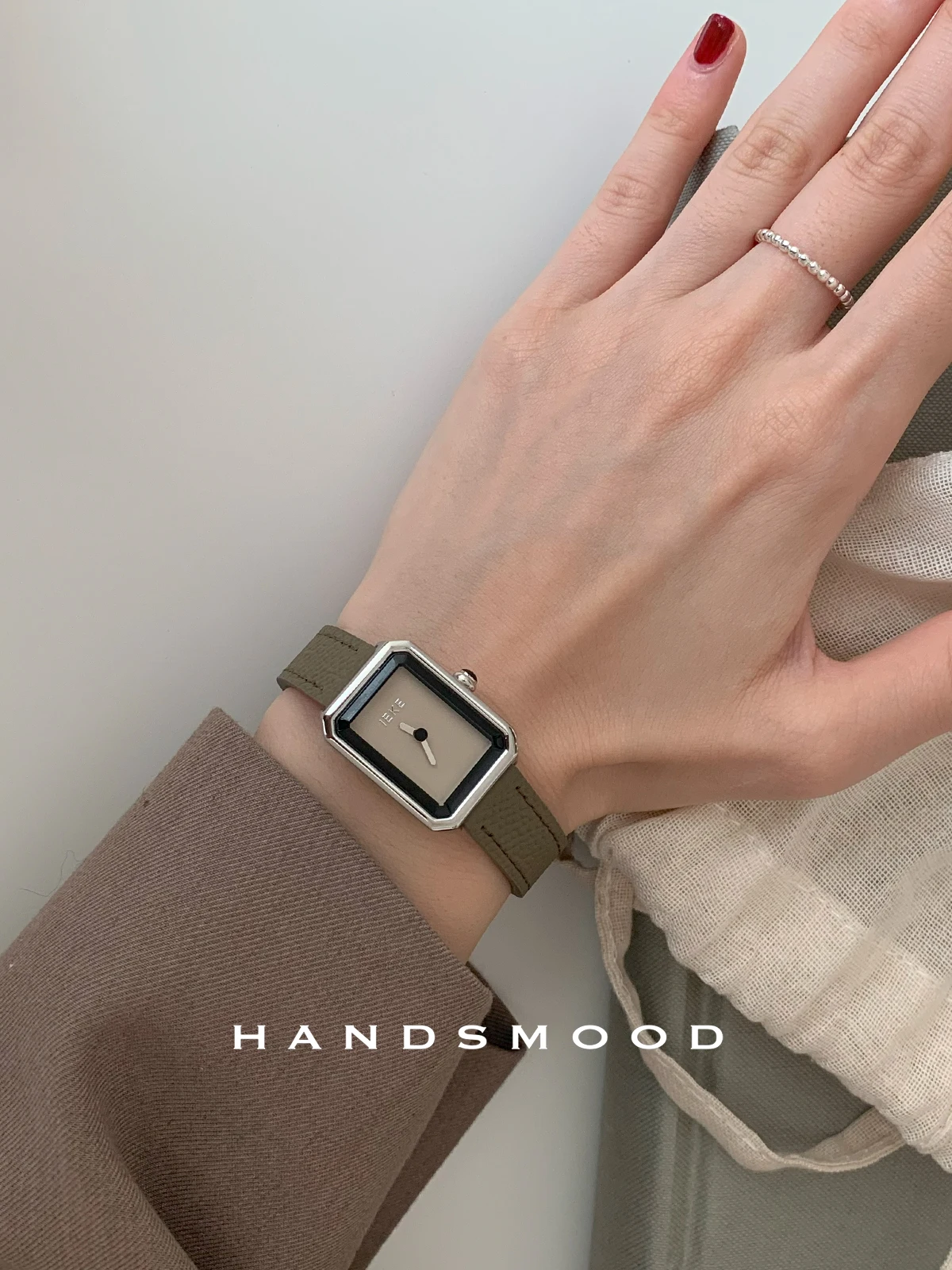 

Elegant women's watch, minimalist design with a square dial and no markings, stylish and sophisticated, versatile women's watch.