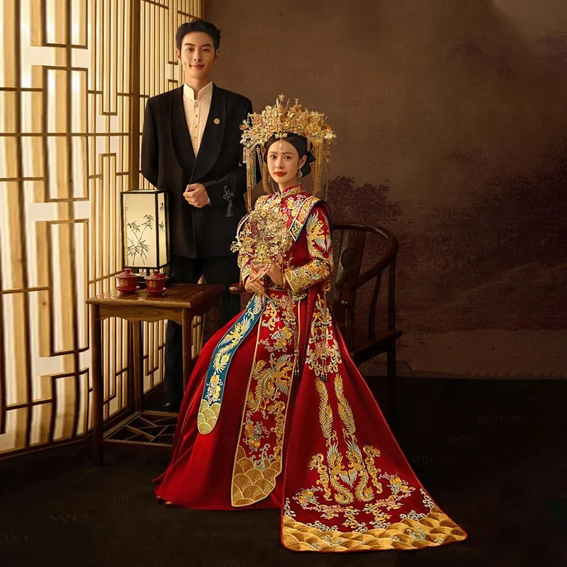 

The new style of dragon and phoenix a traditional Chinese wedding dress is suitable for toasting opening ceremonies
