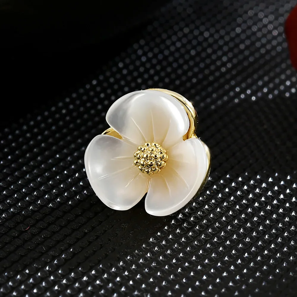 Simple White Small Flower Brooch for Women natural shell petals Lapel Brooches corsage Pin High Quality Jewelry Accessories Gift