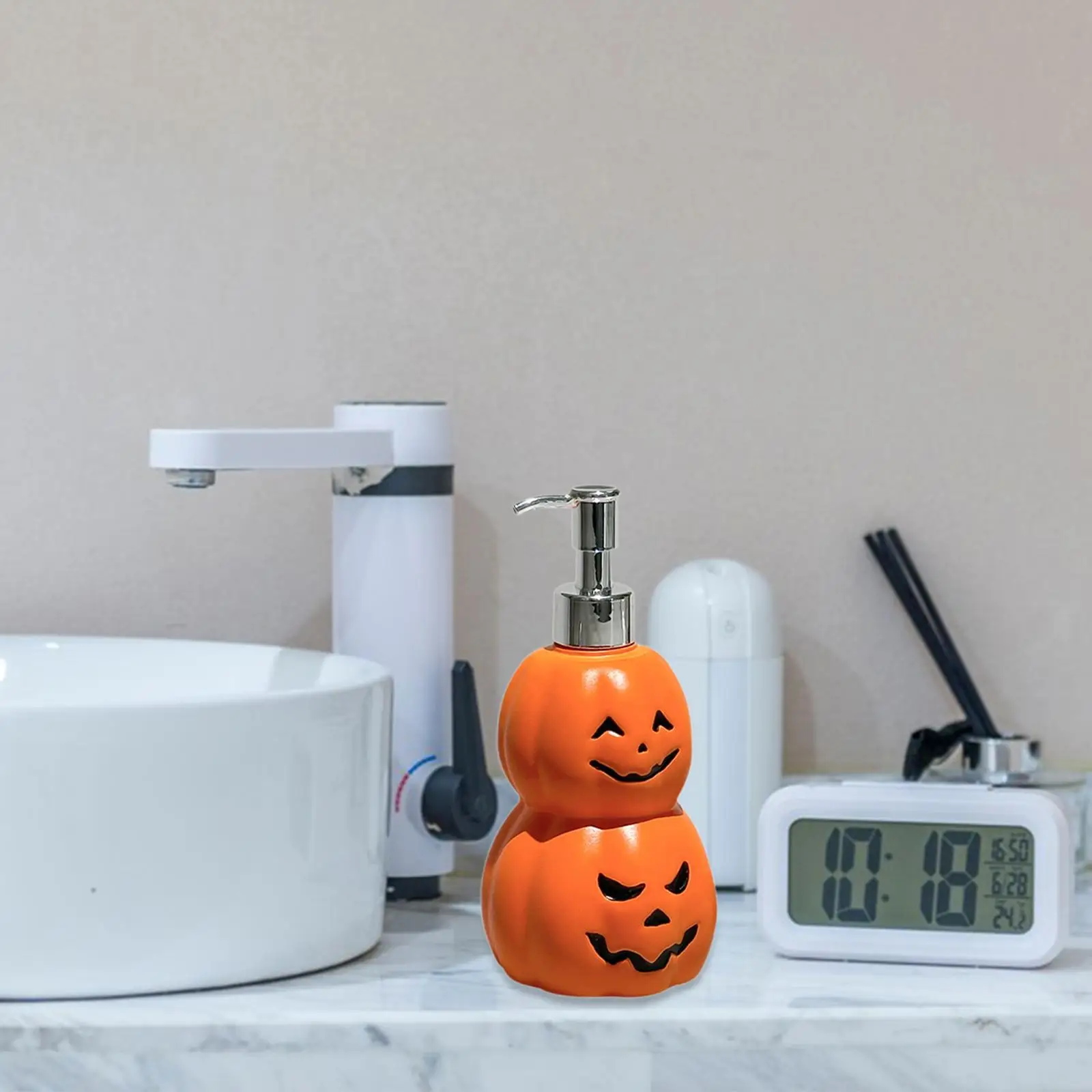 

Pumpkin Shape Vinyl Soap Dispenser Refillable Hand Pump Bottle for Bathroom Autumn Festive Decorations