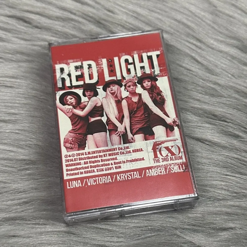 

Новая запечатанная кассета F(X) Red Light K-Pop: корейская версия альбома, мерч