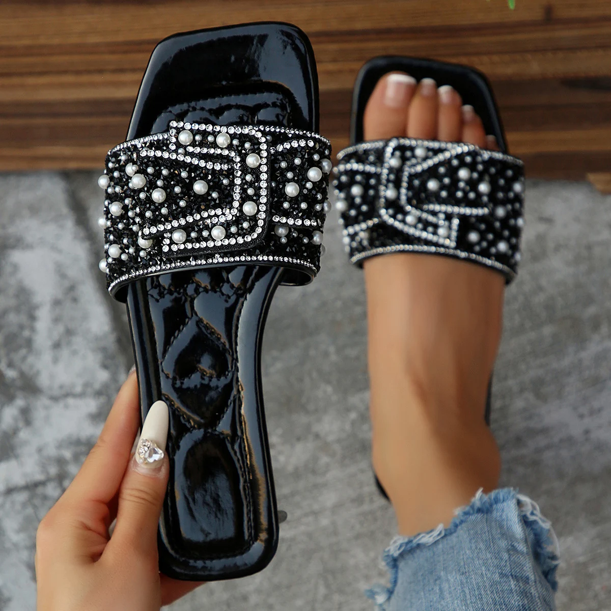 

Женские тапочки, новинка 2025, летние тапочки, сандалии на толстом каблуке со стразами, модная обувь на плоской подошве, женские домашние шлепанцы на открытом воздухе