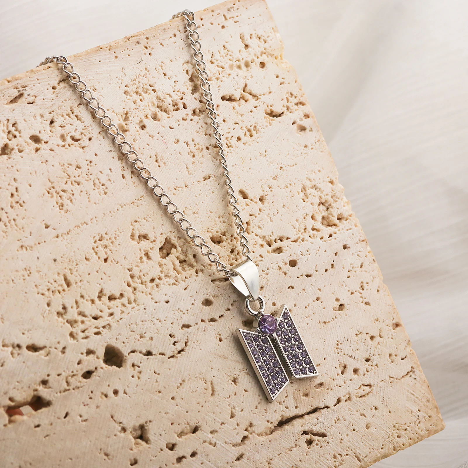 여성용 보라색 크리스탈 보우 펜던트 목걸이 실버 체인 - Tie Clip Silver 리뷰 및 가격