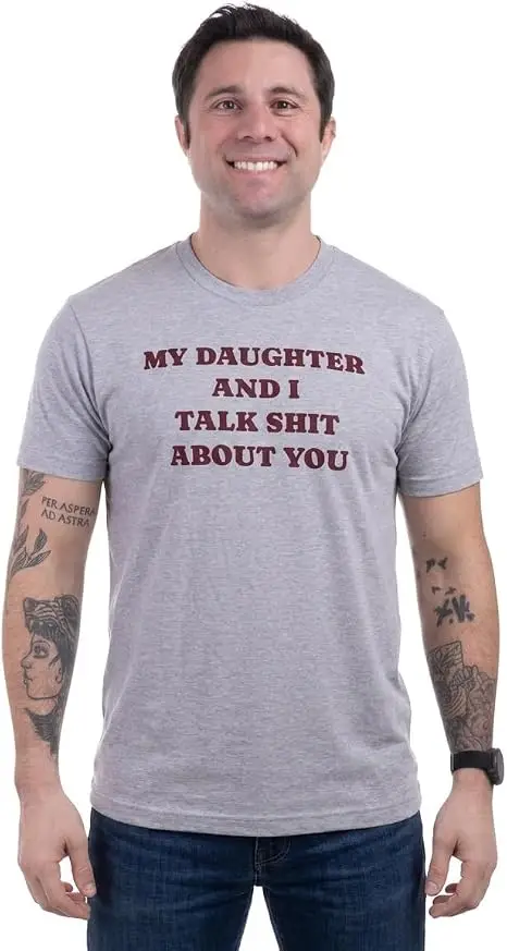 Tochter und ich sprechen über dich, Mama, Papa, lustiges T-Shirt | Humorvolles Scherzgeschenk von Toentöchtern, sarkastisches Spruch-T-Shirt, unhöfliches passendes Oberteil – Detail 9