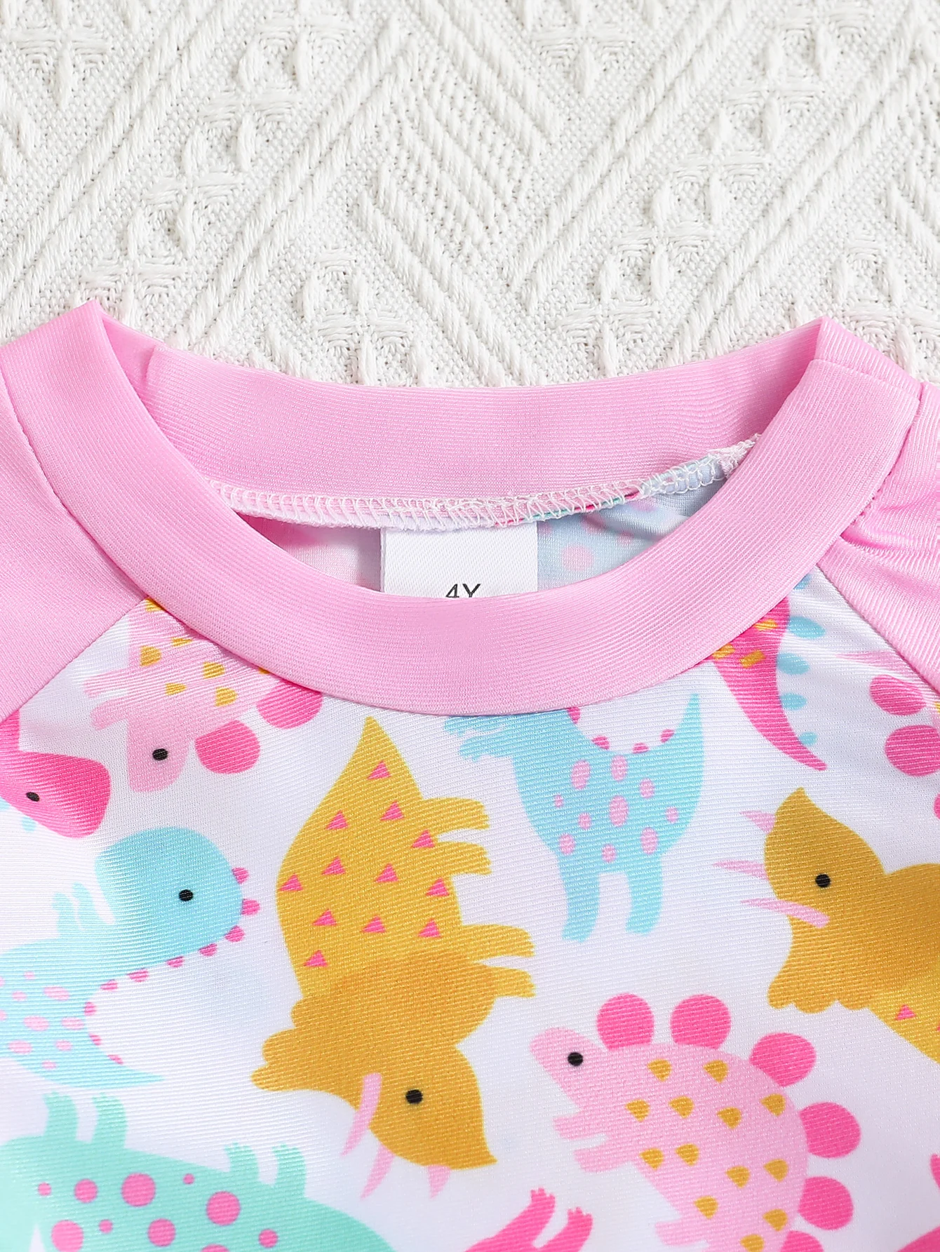 2-teiliges Sommer-Rashguard-Set für Babymädchen mit rosa Dinosaurier-Print, Langarm-Oberteil + Rüschen-Badeshorts, niedlicher UPF-Stil, Strand-/Poolkleidung – Detail 4