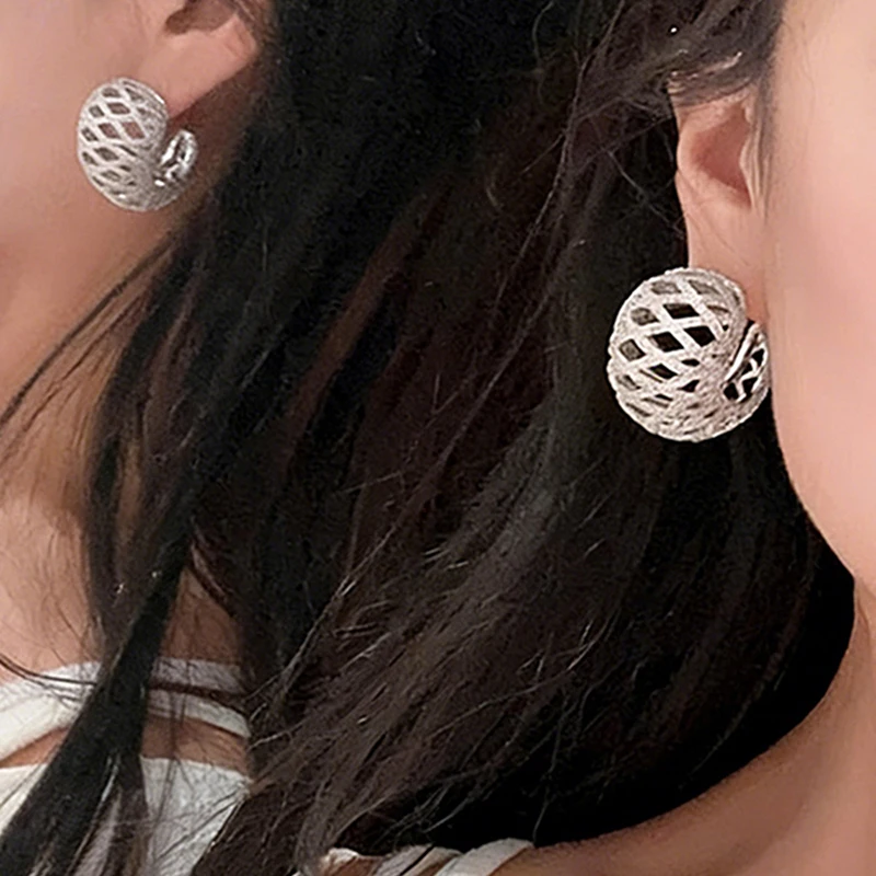 Huitan Schillernde Halbkreis-Creolen mit Hohldesign, Leuchtend Funkelnde Ohr-Accessoires für Frauen, Bezaubernder Partyschmuck – Detail 6