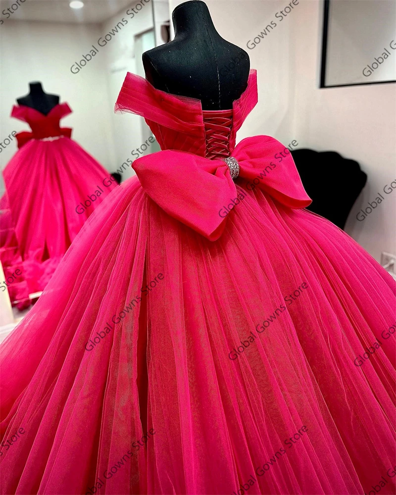 Gorący róż Off The Shoulder Bow Ball Gown Quinceanera Dress Bead Crystal Birthday Party Gowns Ruffles Princess Dress Customized