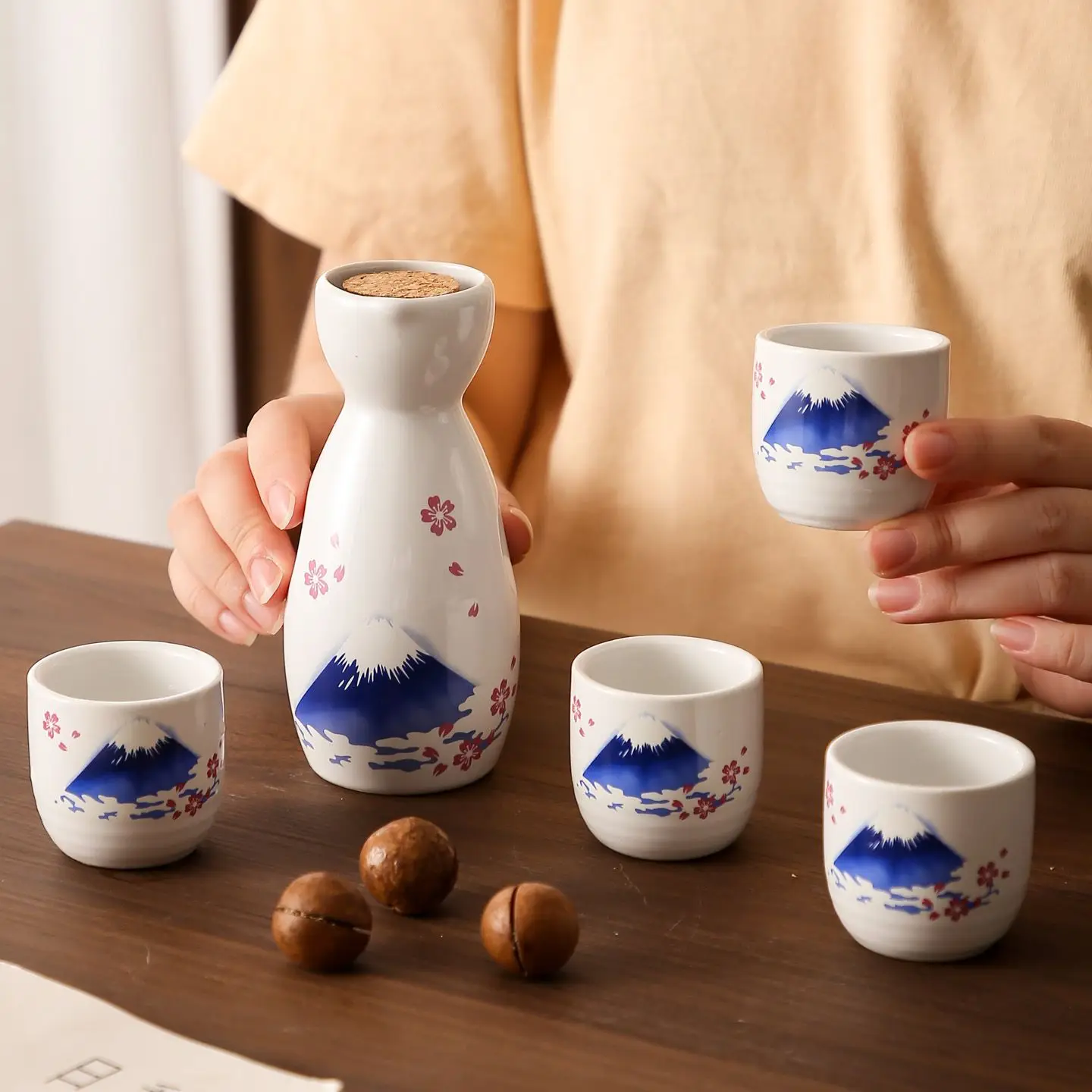 Jarra de Sake de Cerámica Estilo Japonés con el Monte Fuji y 4 Tazas Pequeñas de Sake, Juego de Sake para el Hogar, Regalo para el Hogar