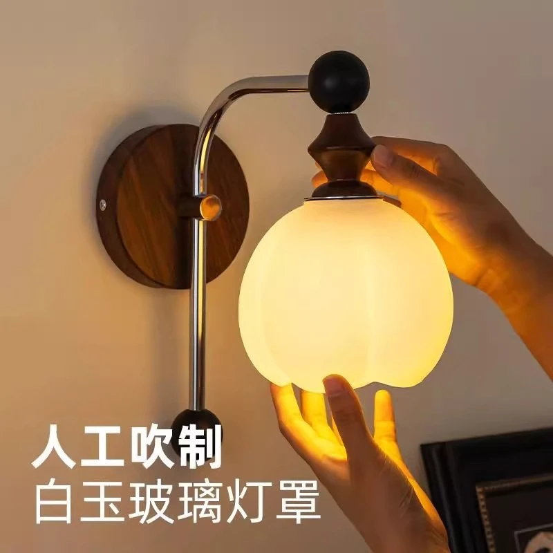 โคมไฟติดผนังสไตล์ยุคกลาง ป้องกันดวงตาแบบเต็มสเปกตรัม เหมาะสำหรับห้องนั่งเล่น ทางเดิน ห้องนอน โคมไฟตกแต่งบรรยากาศข้างเตียง ทำจากไม้เนื้อแข็งสไตล์เรโทร