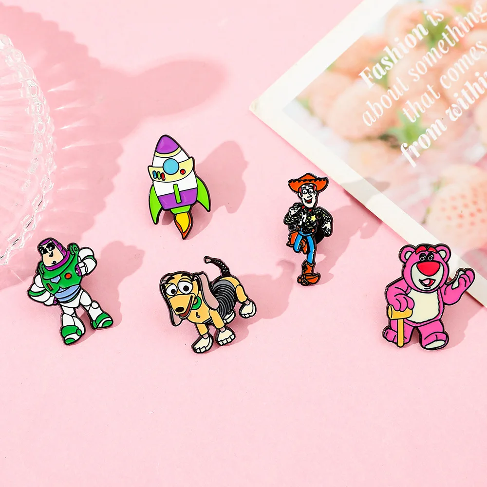 ديزني توي ستوري لوسو سلينكي الطنانة دبوس معدني مجموعة سبيكة بروش الكرتون هدية لمحبي الرسوم المتحركة جامعي الأزياء والمجوهرات