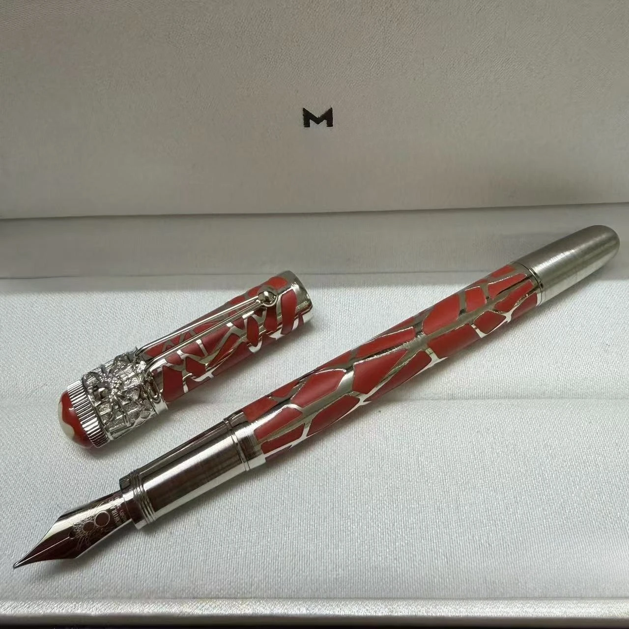 

Ручка-фонтан M Brand Red Silver Stone Pattern Business, роскошная коллекционная подарочная ручка для офиса и каллиграфии (коробка для ручки в комплект не входит)