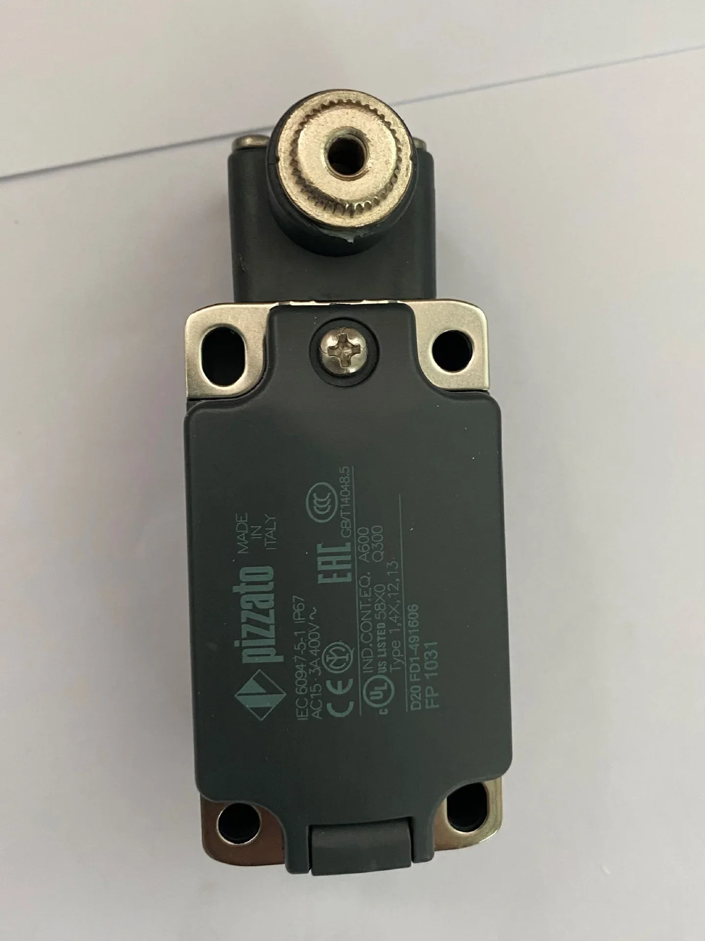 

Новый оригинальный ограниченный переключатель Pizzato FP1031