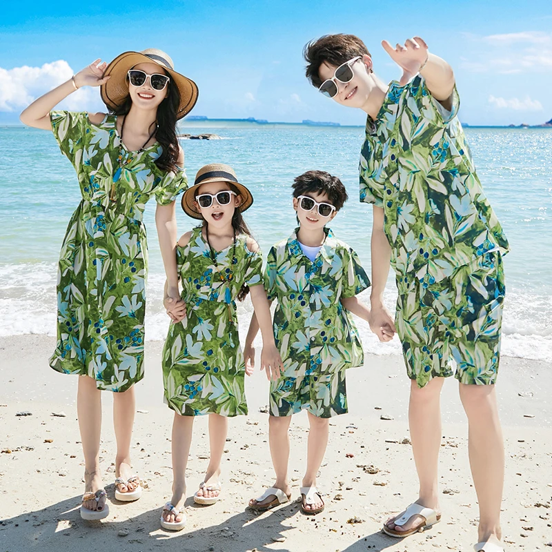 Tenues assorties pour la famille, tenues de plage d'été, robes bohèmes pour maman et fille, chemises pour papa et fils, t-shirt et short, ensemble de vêtements de vacances pour couple