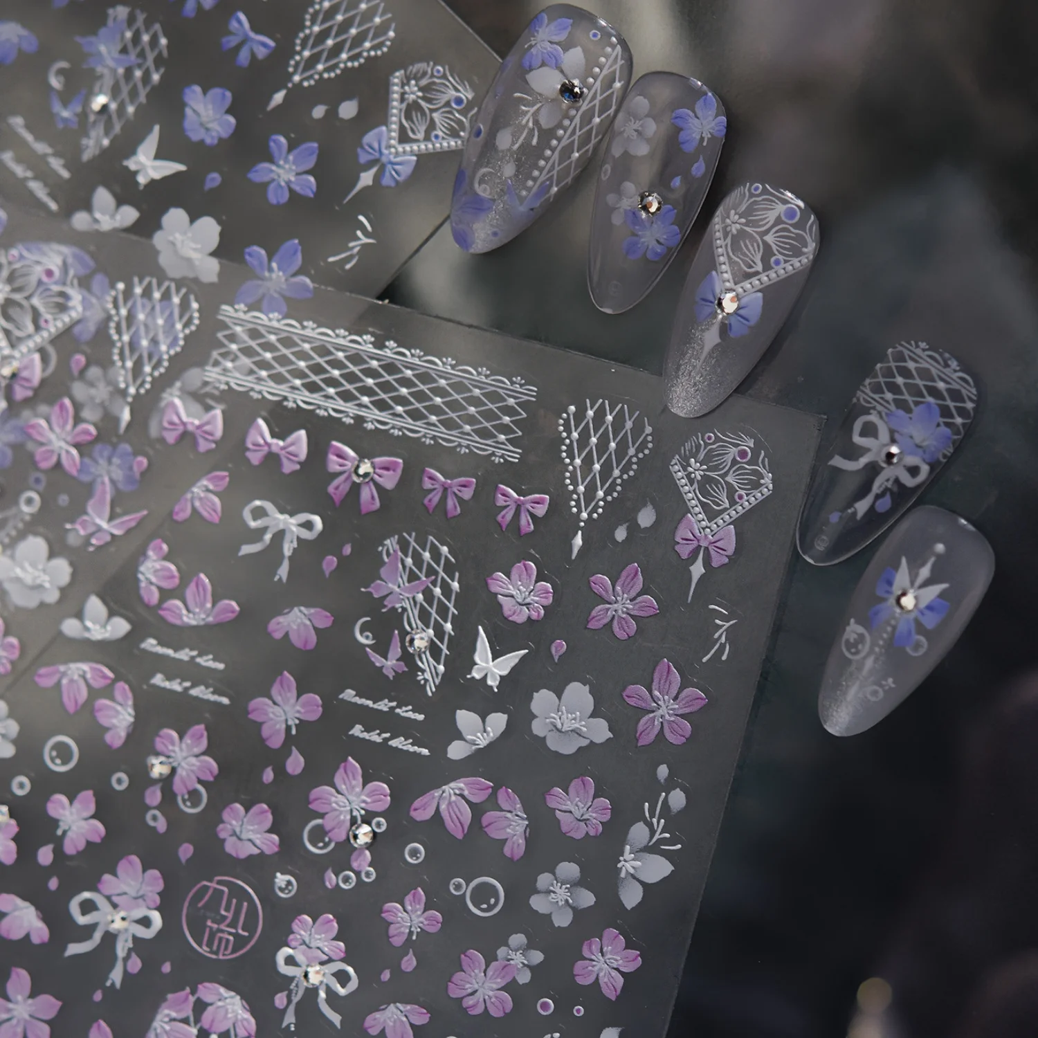 Lila-blaue Spitzen-Schmetterlingsblumen mit Strass, hohle Spitzen-Mesh-Goldlinien, französische Schrift, 5D Nagelaufkleber, Nagelkunst-Abziehbilder