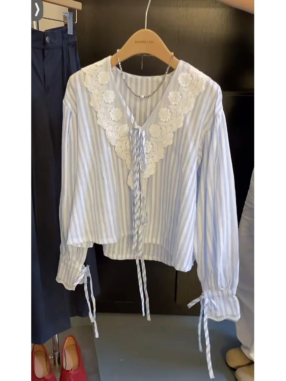 

Синяя полосатая женская рубашка с кружевной отделкой и V-образным вырезом, с длинным рукавом, весенняя новинка, свободный крой, приталенная, с открытой спиной, из смесового хлопка и полиэстера