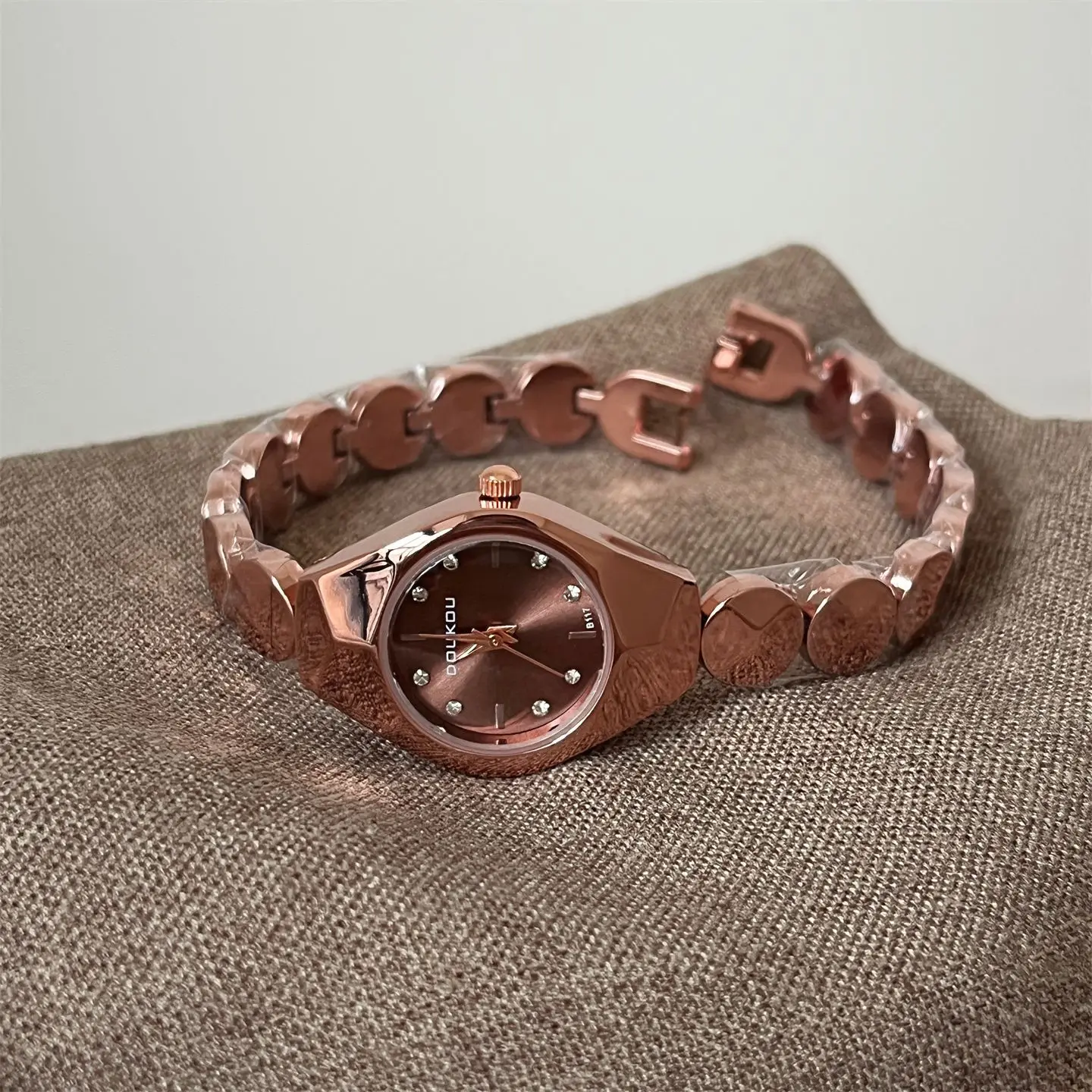 (Attracting Watches) Women Chain Style Watch High-End Feel Temperament Chic Style Simple Female Fashion Quartz Wristwatches