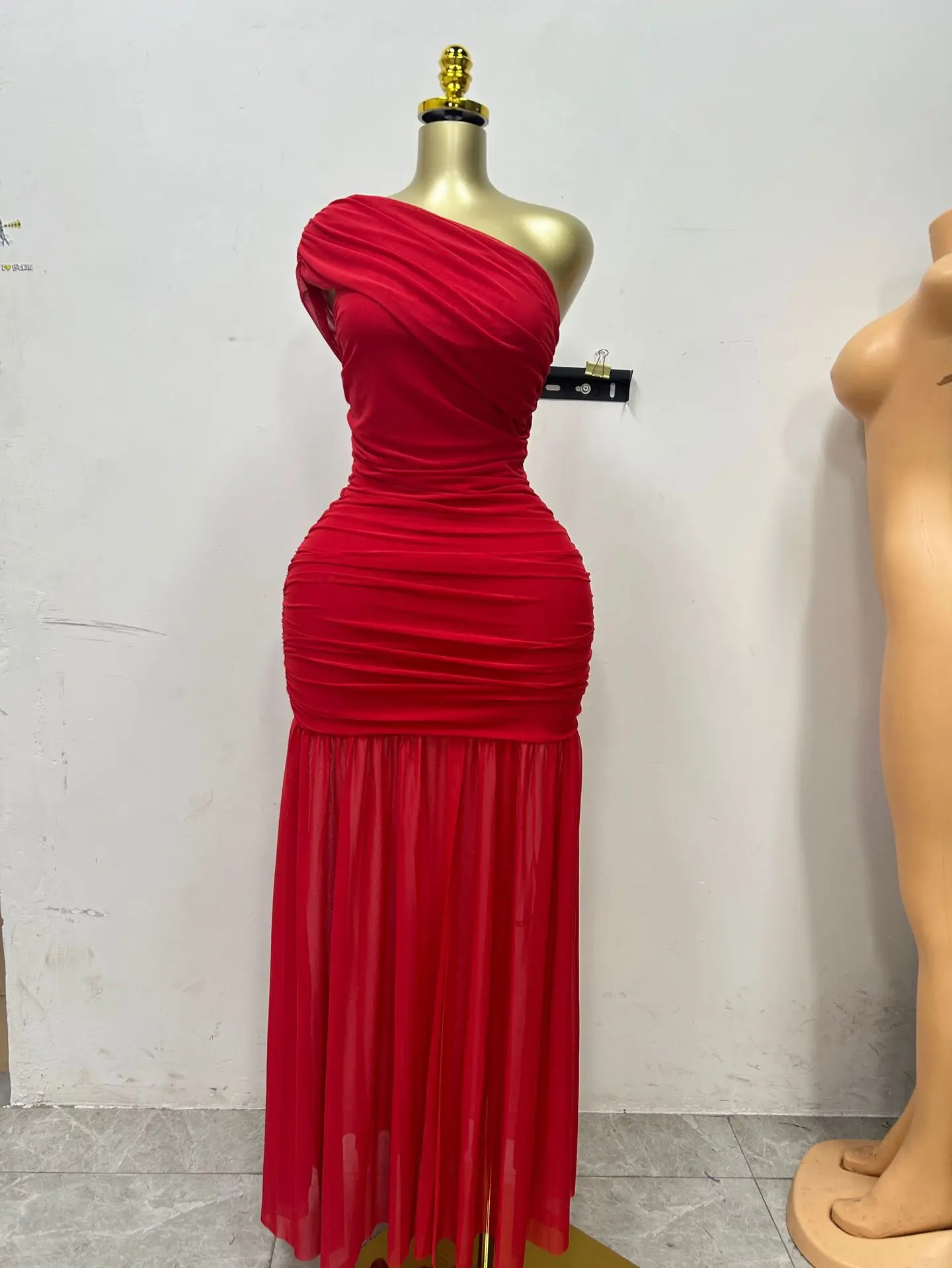 Bangniweigou 민소매 슬랜트 오프 숄더 플리츠 스플릿 메쉬 드레스 여성 로맨틱 파티 우아한 블랙 화이트 레드 롱 로브