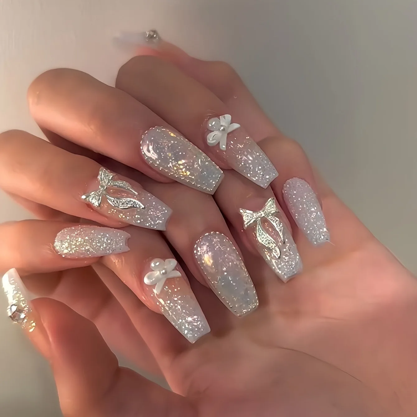 24 قطعة لون عاري لطيف اضغط على الأظافر الأبيض Bowknots لامعة الماس الترتر تصاميم الأظافر كاذبة الكورية نمط الحلو وهمية مسمار